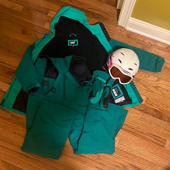 Full set ; ski suit, helmet,gloves and goggles
